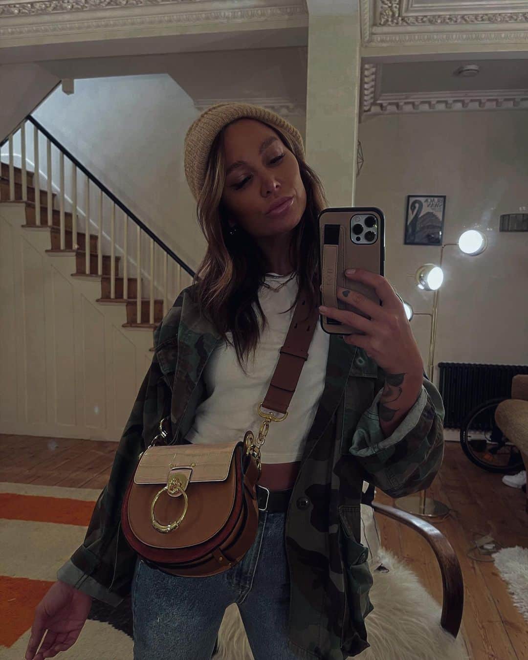 ルー・ティーズデールのインスタグラム：「2021 fashion is that fine line between cute outfit and zoot outfit 🧃 ——  - bag @fwrd @chloe  - beanie @zara  - T @loversfriendsla  - coat vintage♻️」