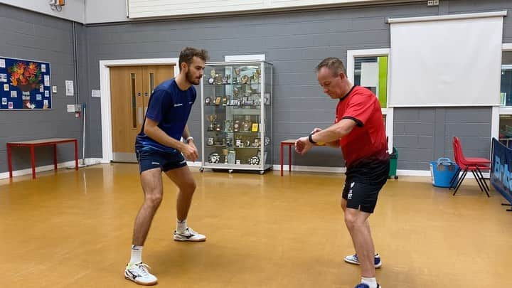 サム・ウォーカーのインスタグラム：「Here’s one of the footwork drills I like to do off the table to improve speed and keeping the weight forward and in the toes!! 💪🏻🏓🌪」