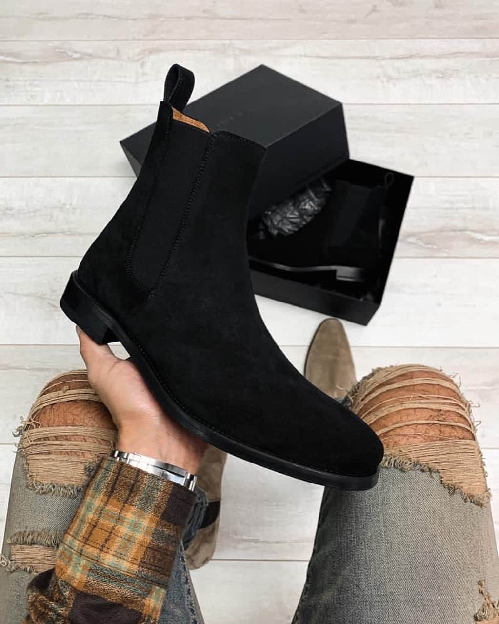 Men Withのインスタグラム：「#ad The Classic Black Chelsea Boots @orolosangeles The Noir Everyday Denim @orolosangeles  www.orolosangeles.com」
