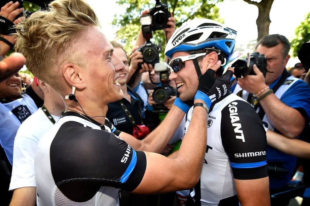 マルセル・キッテルのインスタグラム：「I´ve always admired @t.dumoulin for his strength. On the bike when were teammates and won Tour de France stages together. And off the bike for his clear opinion and honest critic.  Of course it´s sad to see him taking a timeout from cycling now, but he also stays true to himself to take the time he needs and figure out what who he is and what he wants. I know from personal experience how it feels and how difficult it can be when you´re doubting what you do and you want to look beyond your current life and identity. Only time will give you the answers and I hope for Tom that he´ll find them soon. Until then I wish him the same strength that he´s got on the bike also for this part of his carreer and everyone else who is in the same situation and trying to learn more about his or her own identity. I know that it´s a big journey with uncertain destination but also a very important life lesson once you find that inner compass again, recalibrate and head into your future direction. 🧭  📸 from Hennes Roth」