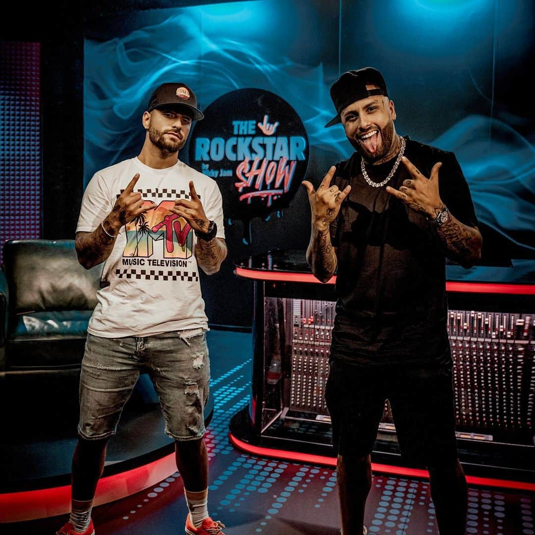 NICKY JAMさんのインスタグラム写真 - (NICKY JAMInstagram)「Me alegro que les gusto la entrevista a @maluma  Quien será el próximo. 🤫🤔 #therockstarshow」1月24日 3時58分 - nickyjam