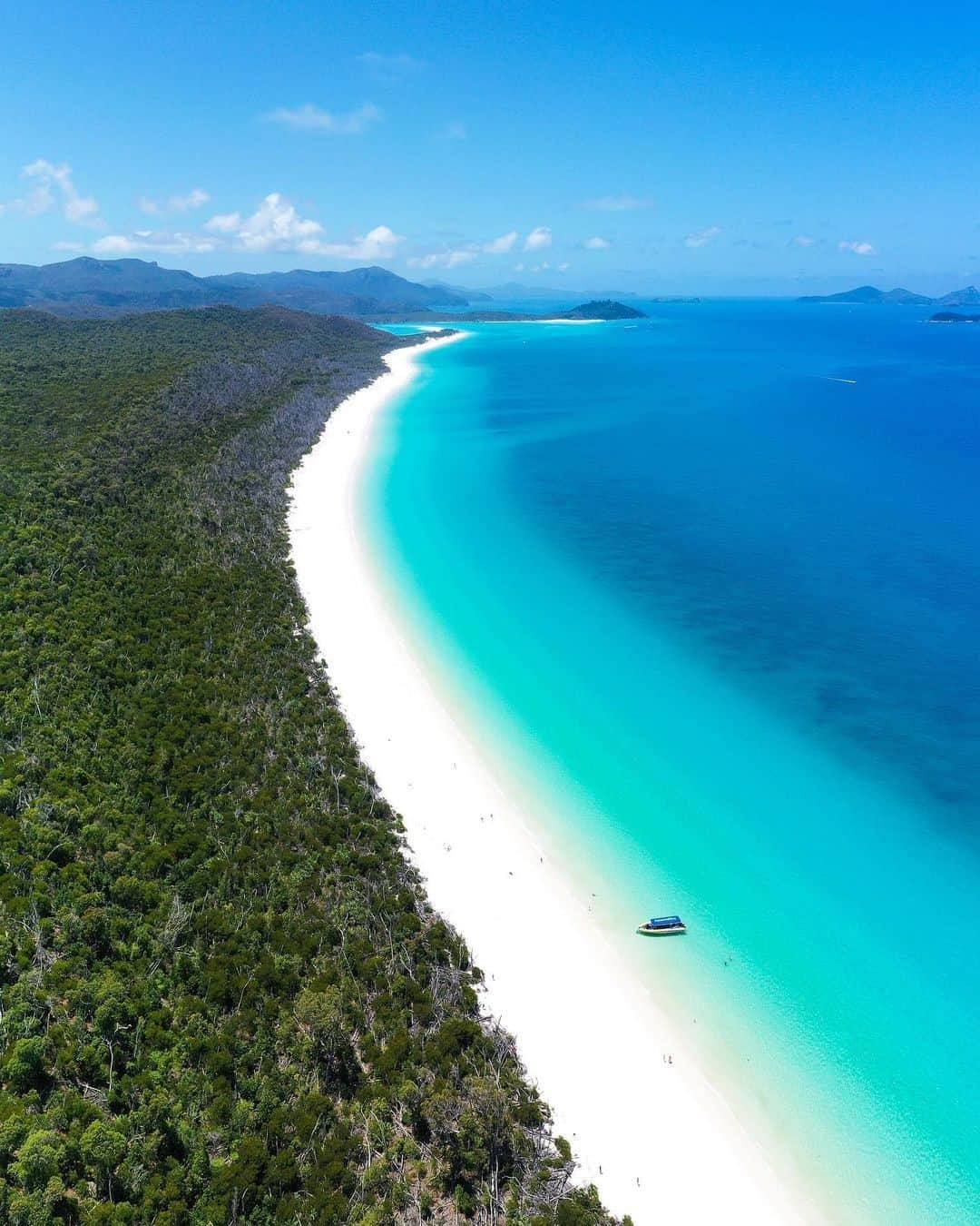 Australiaさんのインスタグラム写真 - (AustraliaInstagram)「Have you ever seen water quite so blue? 💙 The @whitsundaysqld is renowned for its incredible turquoise water – just ask @oceanrafting who know this area of @queensland like the backs of their hands. There are 74 Whitsunday Islands that lie in the heart of the #GreatBarrierReef, including @hamiltonisland with the luxury @qualiaresort, #HaymanIsland which is home to @intercontinentalhaymanisland, and the largest in the group, #WhitsundayIsland where you’ll find the famous #WhitehavenBeach and #HillInlet. #seeaustralia #thisisqueensland #lovewhitsundays #holidayherethisyear」1月24日 4時00分 - australia