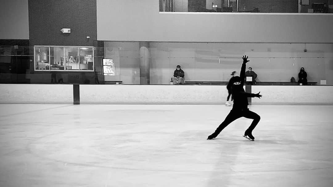 ミーシャ・ジーのインスタグラム：「DSC* - in process”(DistanceSkateChoreography) #🇯🇵」
