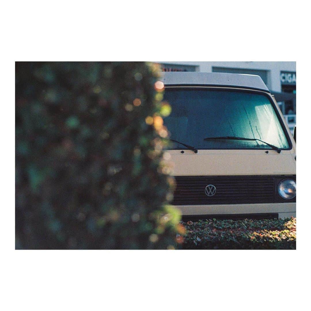 ル・ユースのインスタグラム：「I’m playing my first drive-in show this evening, so I thought this photo was fitting. Shot somewhere in Beverly Hills last week. See you tonight, SoCal 🚘🚖 #35mm」