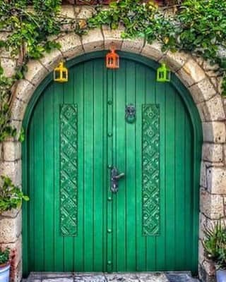 ミッシェルジョナスのインスタグラム：「Find inspiration in everything you can. For me, doorways are an opening to new beginnings. 🙏🏼  www.mijobymichellejonas.com #michellejonasdesigns #michellejonastravelwear  • • •  #SupportSmallBusiness #ValentinesDay #NewColor #Colors #BeachLiving #MadeInLA #poolside #resortwear #evolving #perspective #instafashionistas #vacationwear #travelwear  #loveyourlook #fallinlovewiththeprocess #love #yourelovely #friends #besafeeveryone #tiedyedinLA #HandDyed #Inspiration」