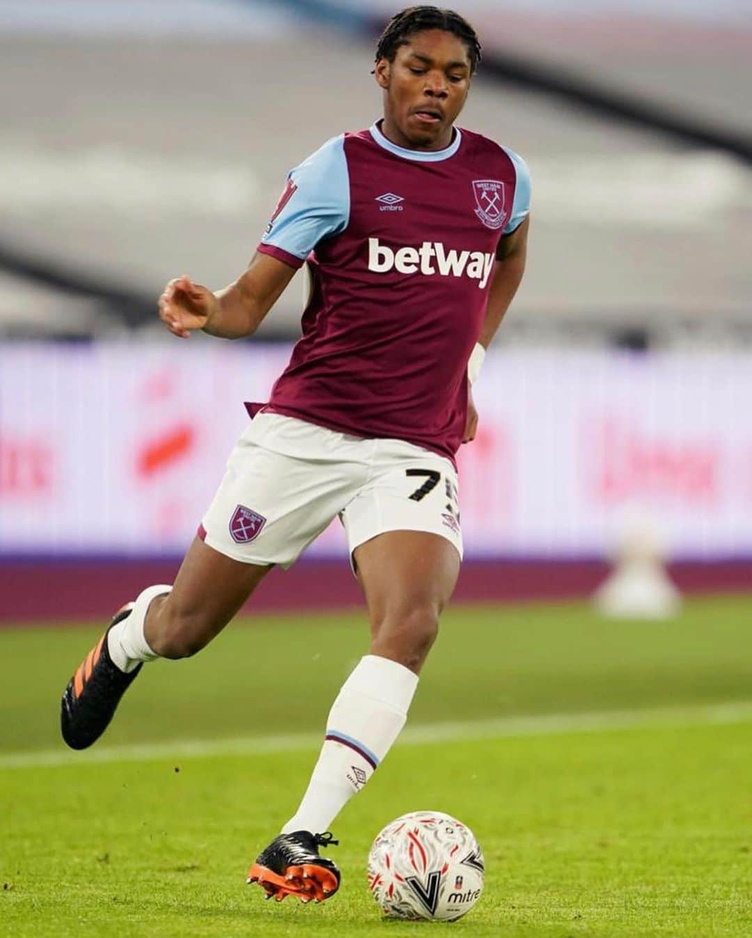 アントン・ファーディナンドのインスタグラム：「Great to see these 3 youngsters make their debuts today massive respect to the gaffer for giving them an opportunity to start a career at our club and carry on the @westham way #AcademyOfFootball #coyi⚒」