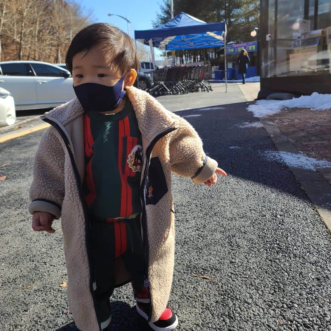 ユ・ハナさんのインスタグラム写真 - (ユ・ハナInstagram)「저번주예고로 많이 기다렸던 방송인데 또 보고 나니 하염없이 눈물만.  마음이 진정이 안되고 자꾸 자고있는 동글이만 보게 된다. 눈밑 조그만 상처도 볼때마다 가슴이 아픈데. 왜 대체..  딱 동글이만 했을 아이.  한번도 만난 적 없는 그 아이를  너무 안아주고싶어서  가슴이 메어온다..」1月24日 4時18分 - hahana111