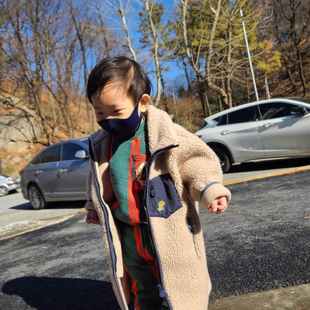 のインスタグラム：「저번주예고로 많이 기다렸던 방송인데 또 보고 나니 하염없이 눈물만.  마음이 진정이 안되고 자꾸 자고있는 동글이만 보게 된다. 눈밑 조그만 상처도 볼때마다 가슴이 아픈데. 왜 대체..  딱 동글이만 했을 아이.  한번도 만난 적 없는 그 아이를  너무 안아주고싶어서  가슴이 메어온다..」