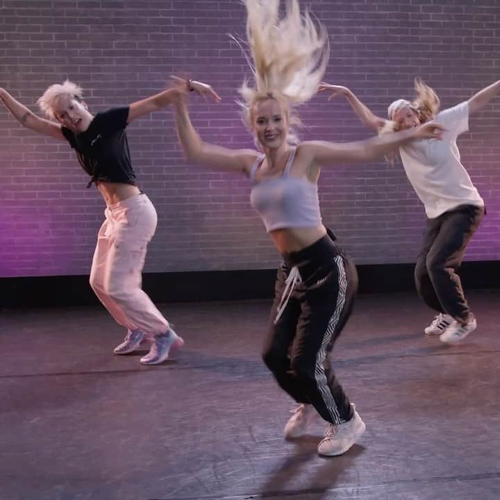 Nika Kljunのインスタグラム：「Thank you 🙏🏼 to everyone who made #𝙍𝙖𝙞𝙣𝙊𝙣𝙈𝙚 ☔️ my most watched class of 2020 with @clistudios 🤩👩🏼‍💻📲 🎉 I’m so happy you guys loved learning this one! 🥰 . If you haven’t learned a full combo yet, there’s still a chance! Do YOU wanna dance with me? 👀💃🏼😜 Click the link in my bio right now 🏃‍♂️👇🏼 to access a 𝐟𝐫𝐞𝐞 𝟕- 𝐝𝐚𝐲 𝐭𝐫𝐢𝐚𝐥 ✅ to @clistudios and learn as many routines as you want! Happy Dancing 🌟😎  . Be sure to keep tagging me in videos of you guys learning my choreo! 😍 I love feeling connected to you all, even while we are apart. 🙏🏼♥️🌍🔥 Can’t wait til we can all be together again! . 🎶: @ladygaga & @arianagrande #rainonme  🧠 : @nikakljun & @followcamillo 👯‍♀️: @ryanlramirez @hailee_payne @nikakljun  . #nikakljun #nikakljunchoreography #camillolauricella #dance #cli #clistudios #onlinetraining #jazzfunk #jazzfunkdance #makeithappen #ladygaga #arianagrande」