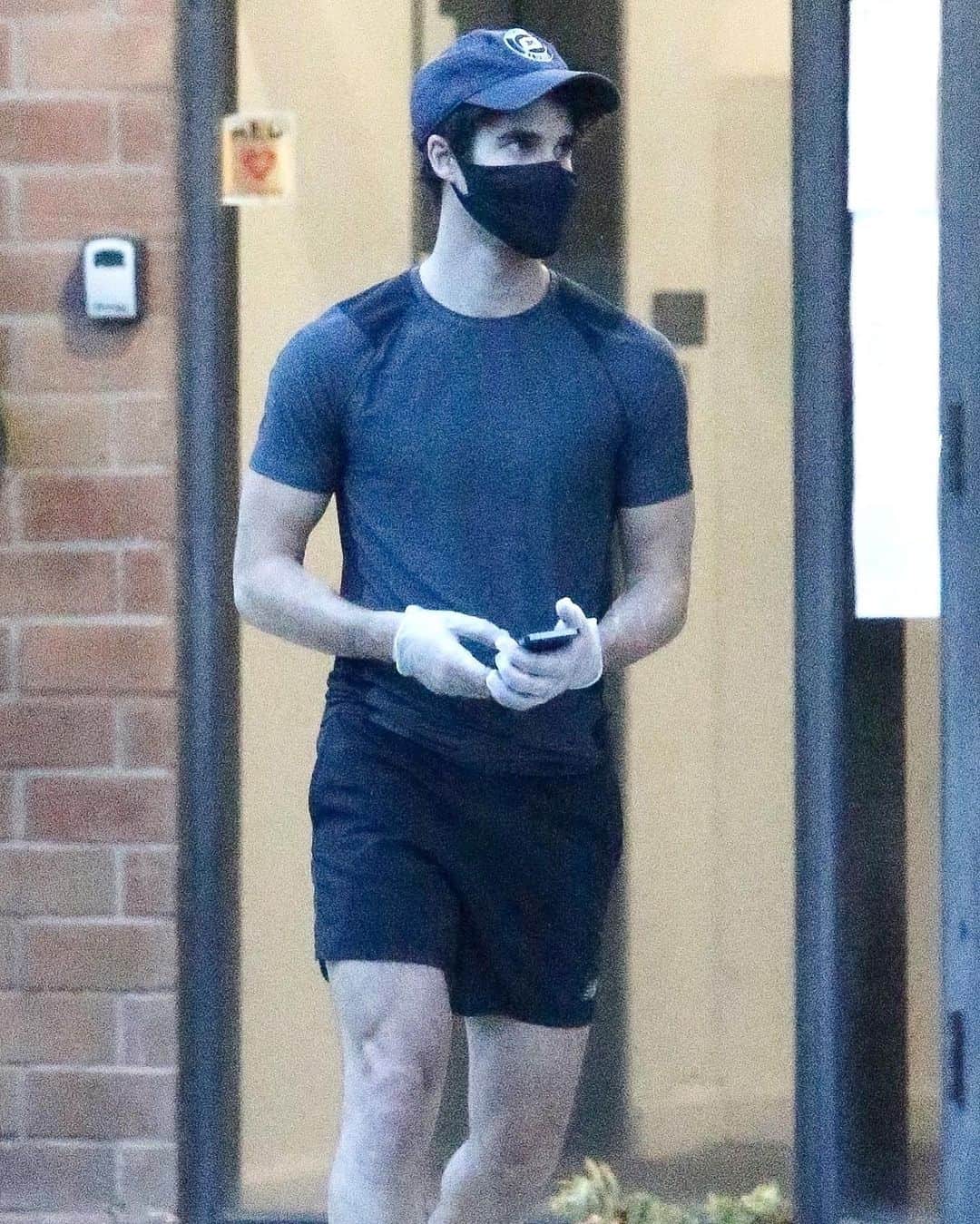 Just Jaredさんのインスタグラム写真 - (Just JaredInstagram)「Darren Criss was seen running to his physical therapy appointment on Friday. More photos now on our site! #DarrenCriss Photos: Backgrid」1月24日 4時22分 - justjared