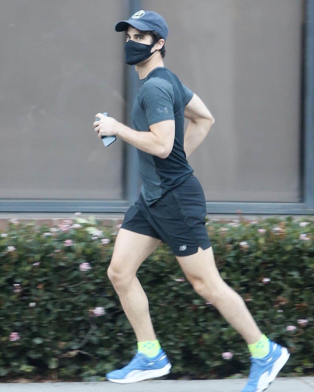 Just Jaredさんのインスタグラム写真 - (Just JaredInstagram)「Darren Criss was seen running to his physical therapy appointment on Friday. More photos now on our site! #DarrenCriss Photos: Backgrid」1月24日 4時22分 - justjared