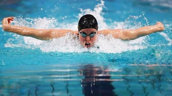 フェムケ・ヘームスケルクのインスタグラム：「First races of '21 in the bag!  Big PB in the 50m Fly 🤩 (it's been 6 yrs since i raced this event though 😂)  🥇 100 free 53.76 🥉 50 fly 26.65 . . . #FQM #Antwerpen #Flying」