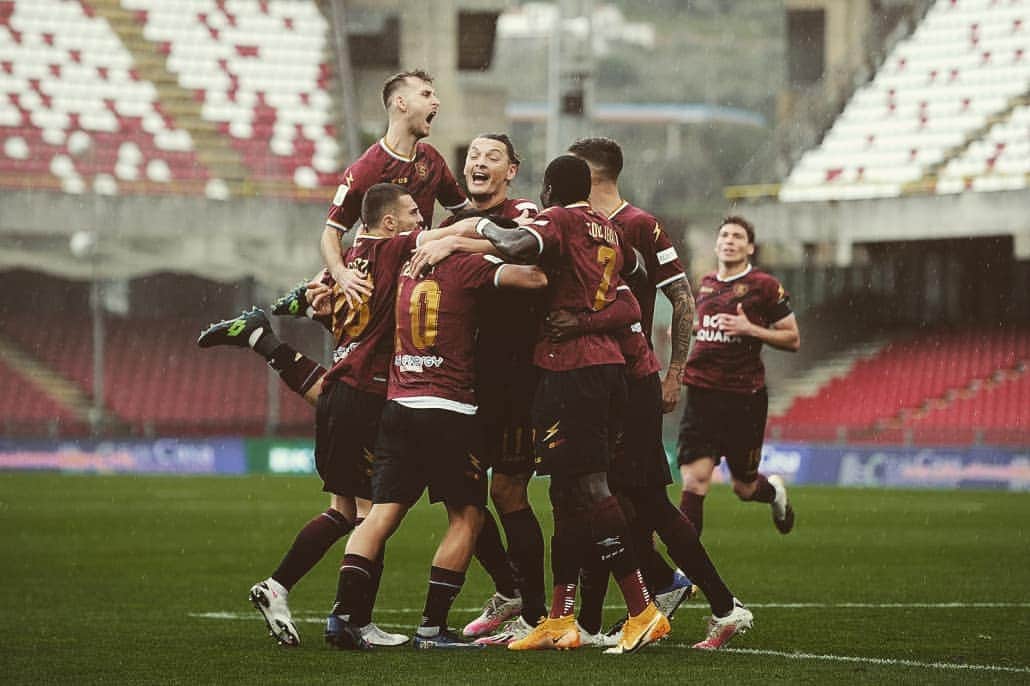 のインスタグラム：「+3 Forza ragazzi 💪🇱🇻  #forzasalernitana #forzagranata #victory #team #workhard #mollaremai」