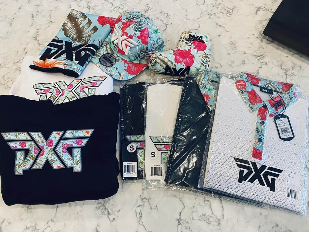 ジェニファー・ソングのインスタグラム：「Nice to come back home full of Aloha Collection presents! Go check these sweet collections yourself!  PXG에서 하와이를 바탕한 알로하 컬렉션을 멋지게 만들었어요! 이 옷을 입으면서 바캉스 가는 기분을 내보세요~ @pxg #pxgapparel #pxg #pxgtroops」