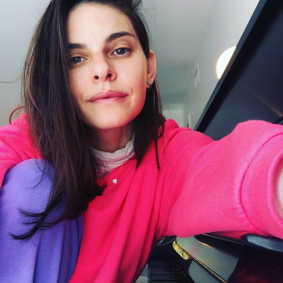 リンジー・クラフトのインスタグラム：「birthday happy!  123 🤍 grateful for pretty colors, my piano, my health, my family, and my friends. thank you mom and dad for making me. i’m the luckiest i get to live a life. to breathe and think and sing and play and hope and wonder and make things and feel things and most importantly i’m lucky i get to love. thank you for this life.」