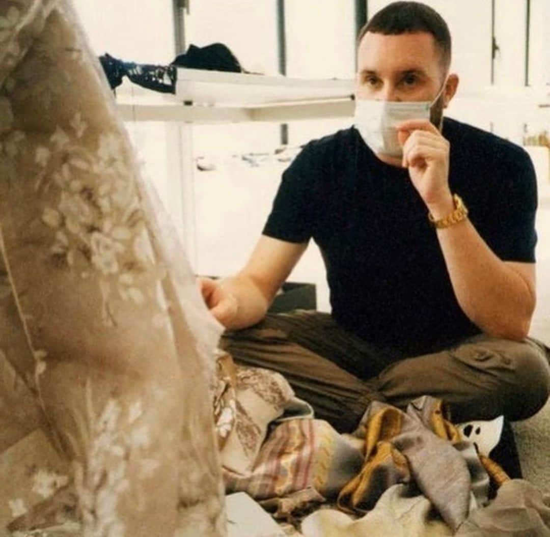 キム・ジョーンズのインスタグラム：「@fendi couture fittings @silviaventurinifendi @delfinadelettrez @britishvogue photographed by @nikolaivonbismarck @misslucybeeden @alessiapellarini」