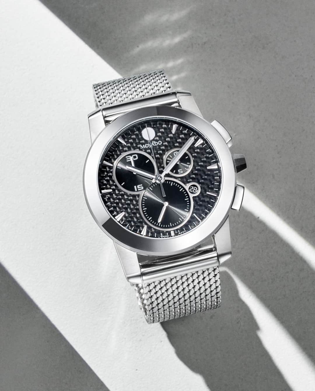 モバードのインスタグラム：「Carbon fiber adds an extra layer of modern design to this eye-catching timepiece. #MovadoVizio」