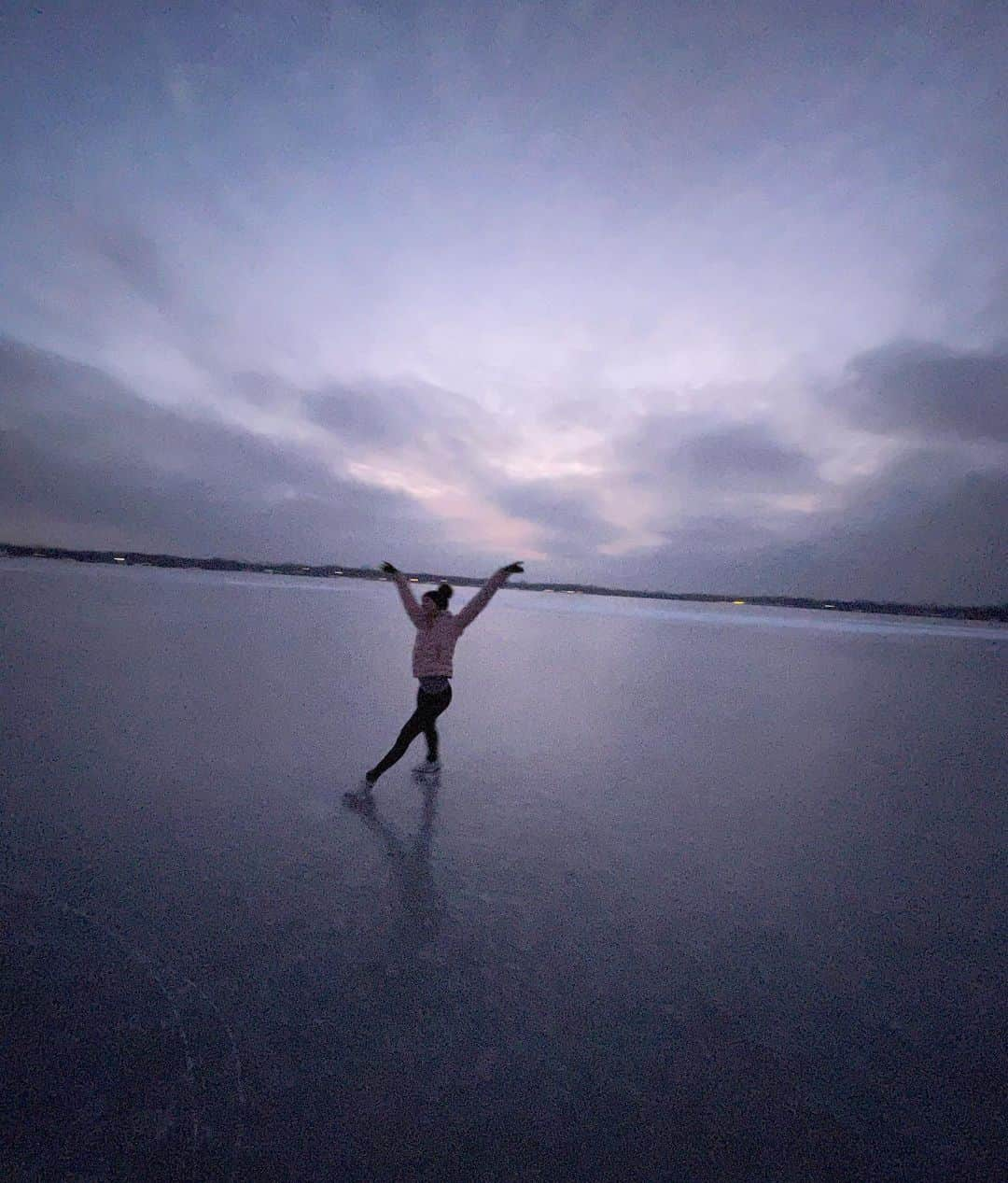 クリスティーナ・カレイラのインスタグラム：「Go where you breathe free 🌬❄️ • • • #figureskating #icedance #dance #lake #outdoors #happy #skating #dance」