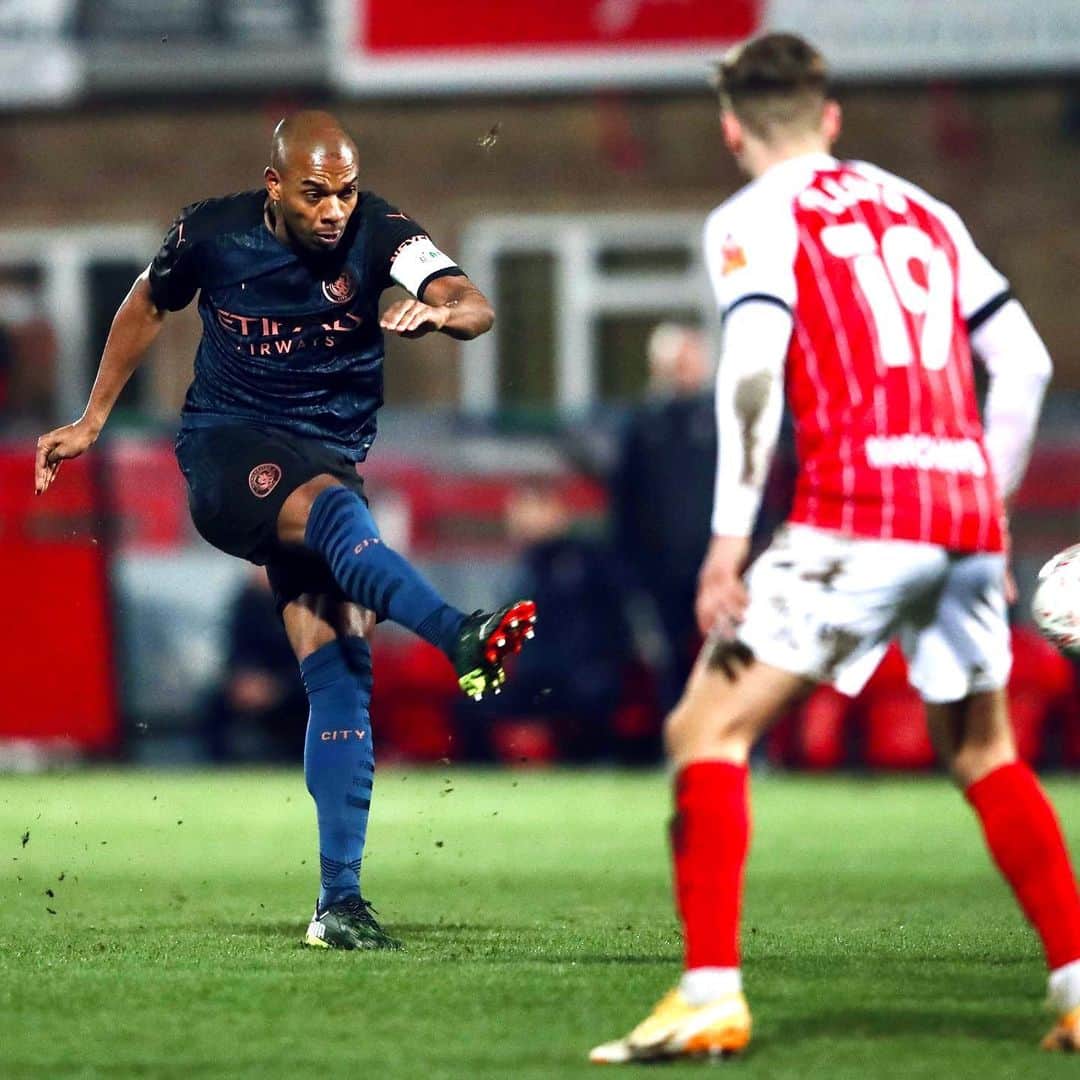 フェルナンジーニョのインスタグラム：「A classic tough FA Cup match, but we fought until the end and did our job 💪🏾 Well done, on to the next round! Cmon City! 🙏🏾」
