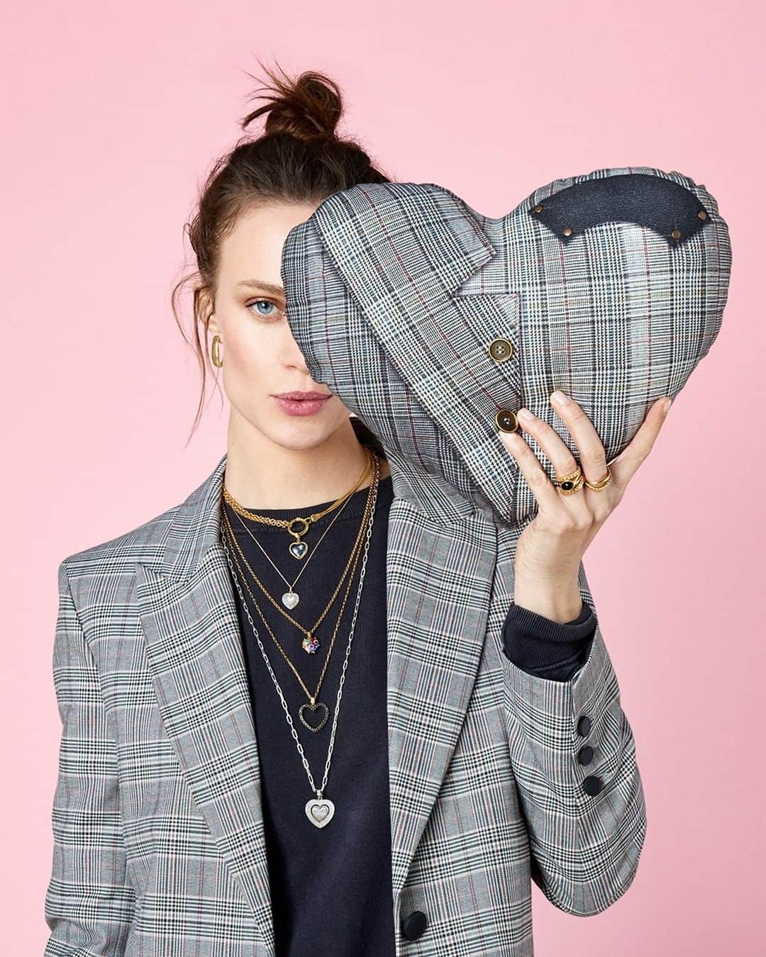 トウスのインスタグラム：「Colors of Love. Discover the new Valentine's Day collection on tous.com and at TOUS stores. / Descubre la nueva colección de San Valentín en tous.com y en tiendas TOUS. #ColorsOfLove #TOUSJewelry #TOUSLovers」