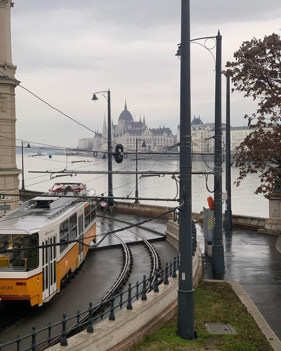 ホーランド・ロデンさんのインスタグラム写真 - (ホーランド・ロデンInstagram)「This house gives me the heebiessss but I like it 😬  Follow the yellow brick road (also known as post apocalyptic Budapest streets during covid) to get to to... @pekmuhely_bartok 🤤 Kakaós csiga and Cortados ❤️   Although once in a lifetime - I hope to never be the only one walking for an hour in this beautiful European city... they are known to be bustling with life... not today my friends...」1月24日 5時04分 - hollandroden