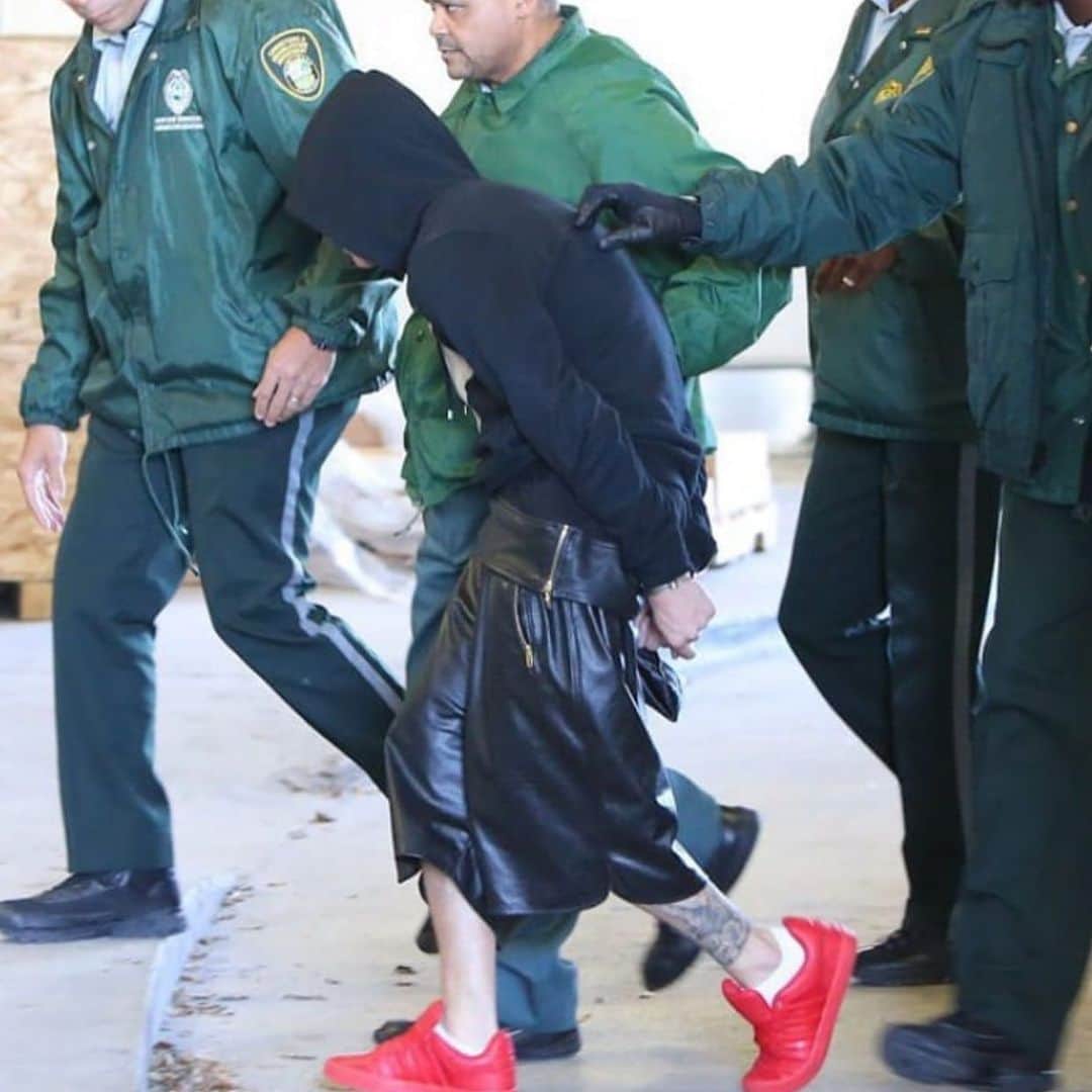 のインスタグラム：「7 years ago today I was arrested, not my finest hour. Not proud of where I was at in my life. I was hurting, unhappy, confused, angry, mislead, misunderstood and angry at god.. I also wore too much leather for someone in Miami. All this to say God has brought me a long way. From then til now I do realize something.. God was as close to me then as he is right now. My encouragement to you is to ‘let your past be a reminder of how far god has brought you. Don’t allow shame to ruin your “today” let the forgiveness of Jesus take over and watch your life blossom into all that God has designed you to be. LOVE YOU GUYS WITH MY WHOLE HEART」