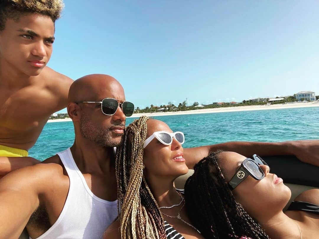 ボリス・コジョーさんのインスタグラム写真 - (ボリス・コジョーInstagram)「Yes, let’s go back there, @nicoleariparker 🌞🏄🏾🌊🌴🇹🇨  ME:  Soph, give Mommy her shades🕶 back before they land on the bottom of the ocean and she makes me put on goggles 🤿and flippers.   SOPH:  The water is warm, Daddy...You’ll be ok.  😑 #ThingsSaidInTurks #TurksAndGrateful #MeineFamilie ❤️🙏🏾 Thank you @airbnb」1月24日 5時06分 - boriskodjoe