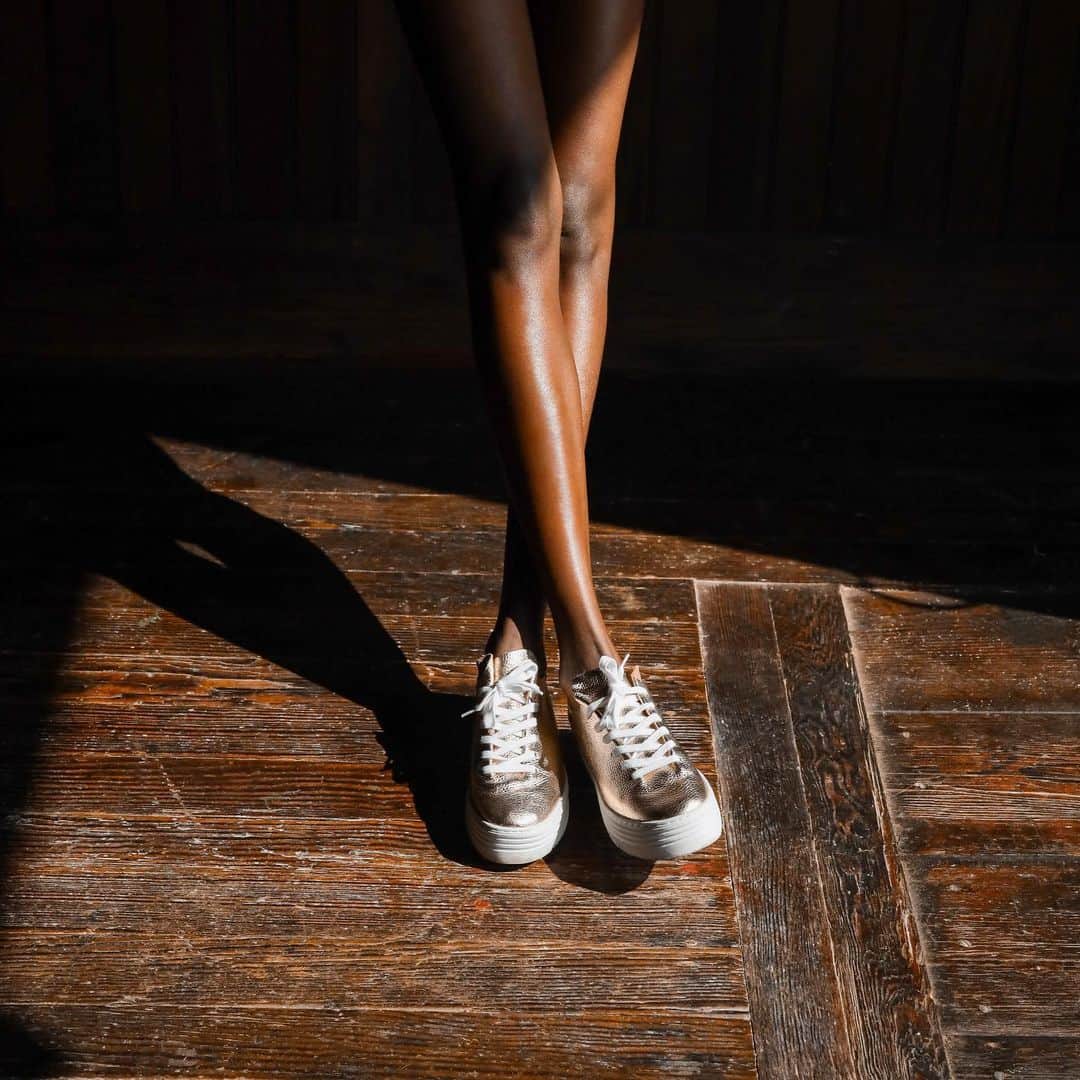 サムエデルマンのインスタグラム：「Sneakers we 💚 Shop all sneakers at SamEdelman.com   #SamEdelman」