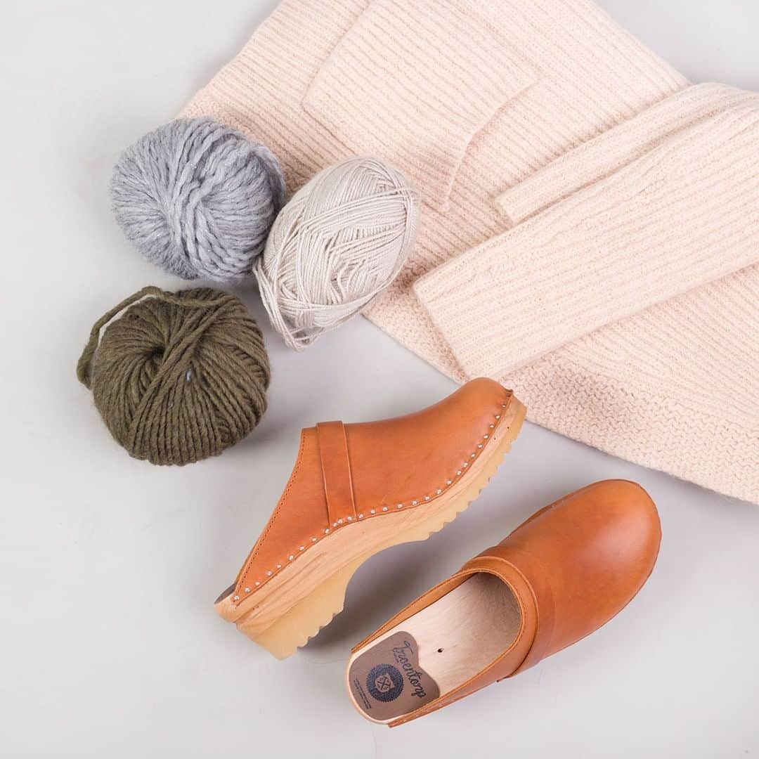 トロエントープさんのインスタグラム写真 - (トロエントープInstagram)「Behind every knitter is a pair of comfy wooden clogs.  Pictured: the Da Vinci Cognac Pull Up . . . . . #troentorp #nailedtolast #troentorpclogs #handmadeshoes #comfyclogs #swedishdesign #träskor #clogs #woodenclogs #swedish #swedishclogs #fika #knitting #knittinglove」1月24日 5時09分 - troentorpclogs