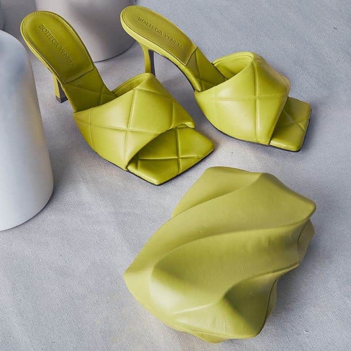 GILTのインスタグラム：「Your next splurge is here. Don’t keep it waiting. Tap to shop #BottegaVeneta.」