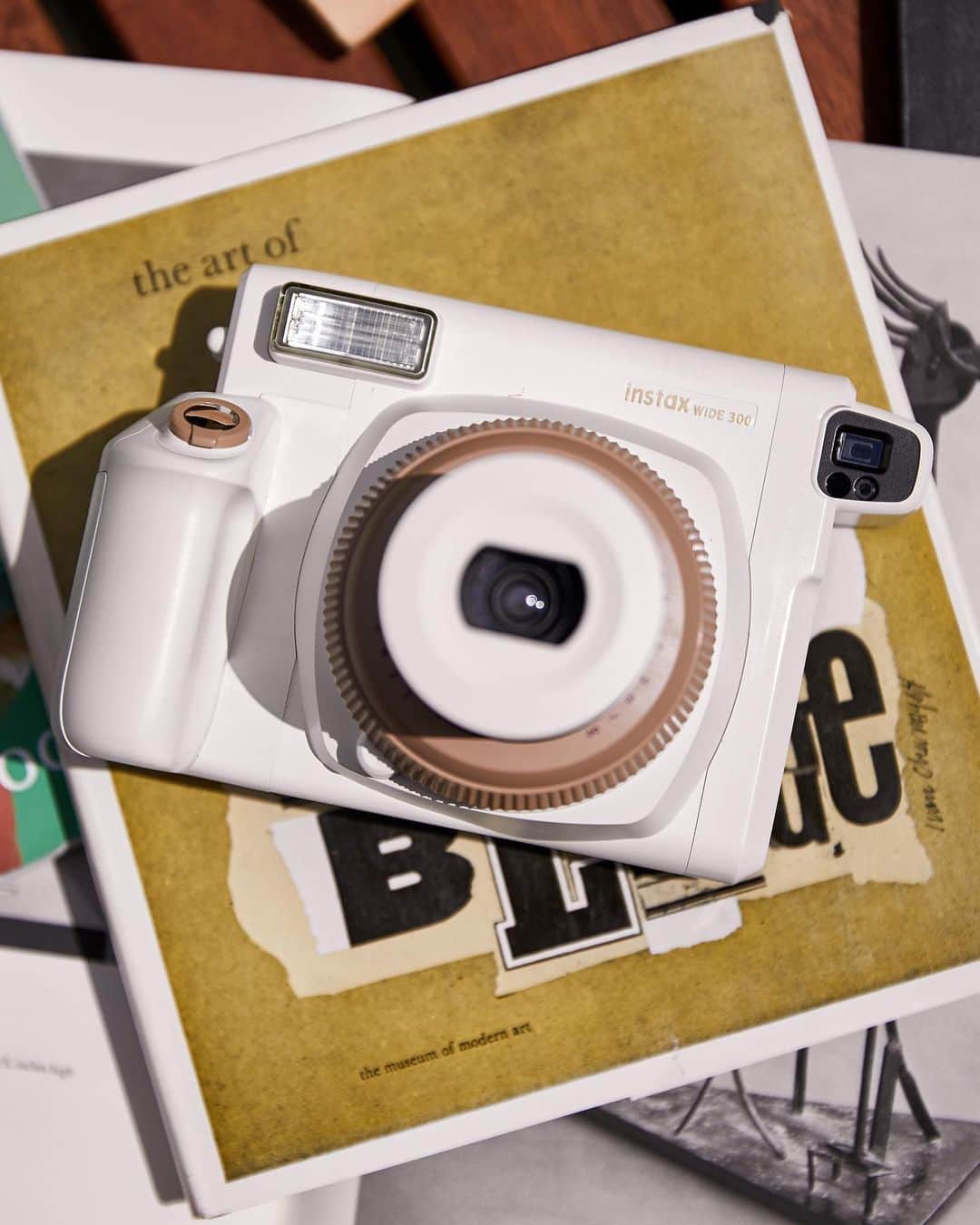 Urban Outfittersさんのインスタグラム写真 - (Urban OutfittersInstagram)「The Fujifilm Instax Wide 300 Instant Camera goes with you everywhere and takes wide snapshots of your best memories. Tap to get one for this year! @fujifilm_instax_northamerica #UOTech」1月24日 5時18分 - urbanoutfitters