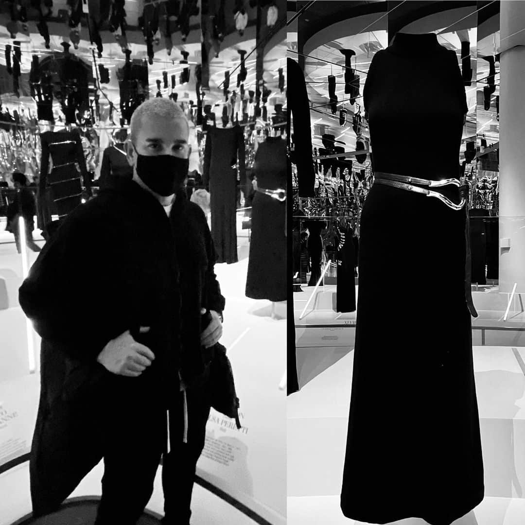 ホルストンのインスタグラム：「Halston designer @robertrodriguezofficial at the @metmuseum Costume Institute About Time: Fashion and Duration exhibition in New York, which traces a century and a half of fashion along a disruptive timeline. On the right, a 1973 Halston dress with an Elsa Peretti belt. The Italian beauty was one of Halston’s closest friends and along with the designer and others, she became the poster child of Studio 54-era decadence. #halston #vintagehalston #elsaperetti」