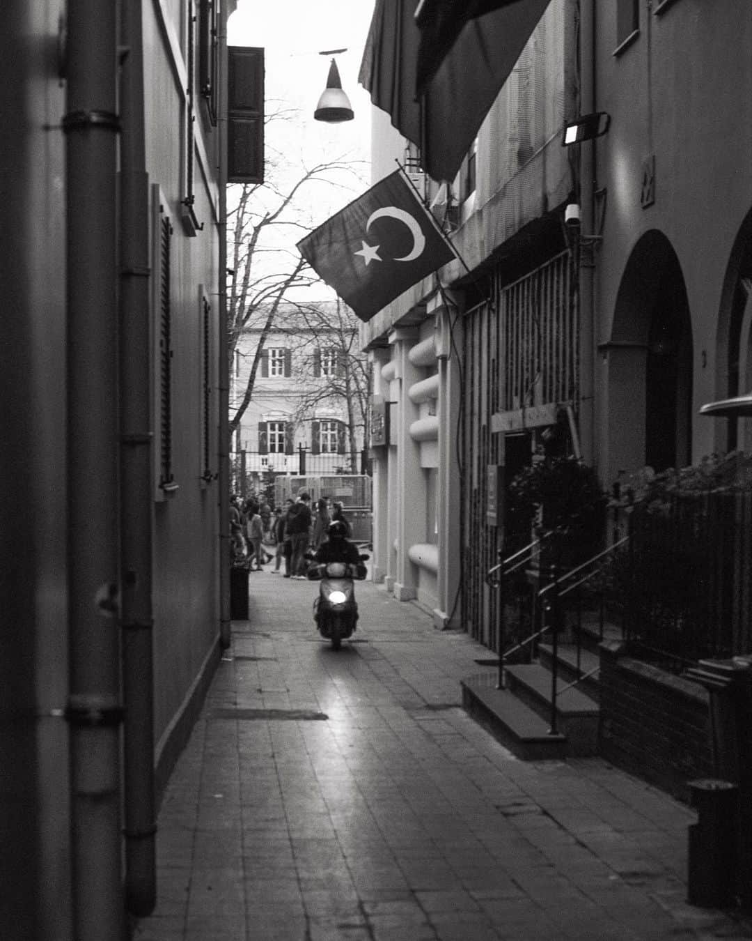 ケルシー・ロビンソンのインスタグラム：「Black & white film from a little alleyway coffee shop in Istanbul last year 🖤 happy to be in my second home & get the derby game win ✨」