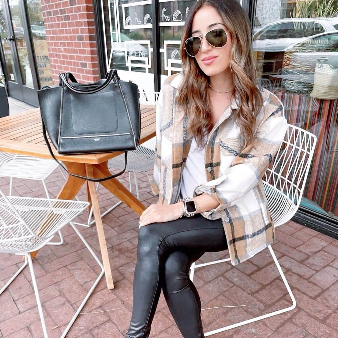 ボトキエのインスタグラム：「Weekend casual, but make it cool 🖤@samanthabelbel」