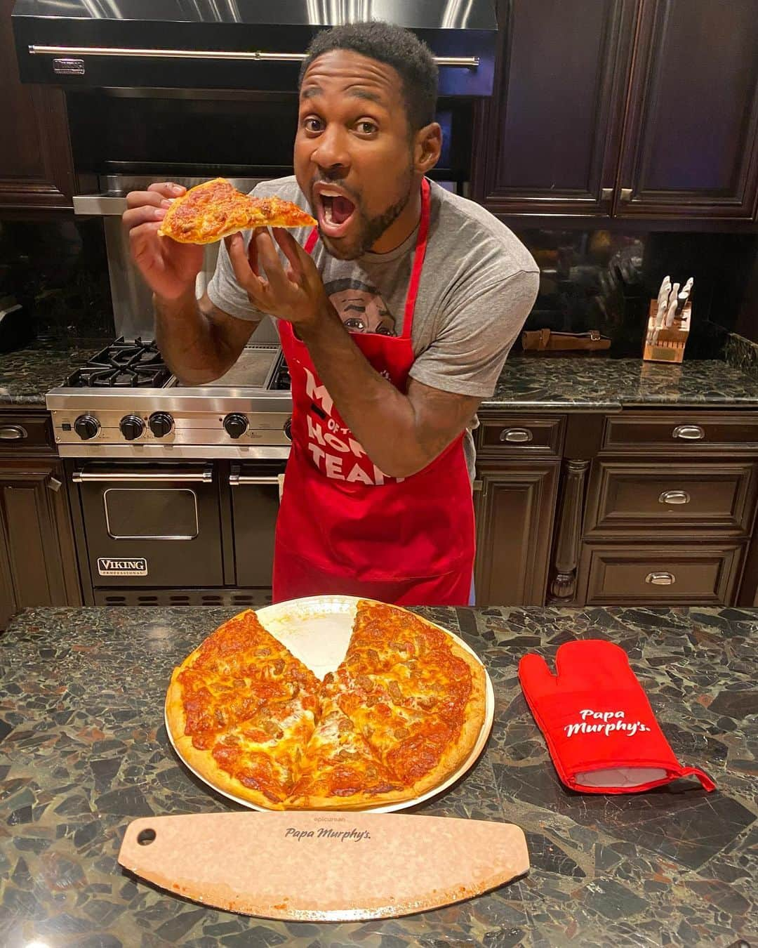 パトリック・ピーターソンのインスタグラム：「With the final playoff games this Sunday, I’ve decided to tailbake at home with @papamurphys take ‘n’ bake pizza. Their take ‘n’ bake pizzas are always customizable, made with fresh ingredients and you can bake it in the oven right before kickoff. My go to pizza is the Pepperoni & Sausage with original crust.   Right now, Papa Murphy’s wants to make you the MVP of your next home tailbake. You can win a Papa Murphy’s MVPizza Pass prize package plus pizza for an entire year!   Visit the link in my bio and enter for a chance to win. You'll feel like the MVP of the kitchen in no time. #tailbaking #papamurphys」