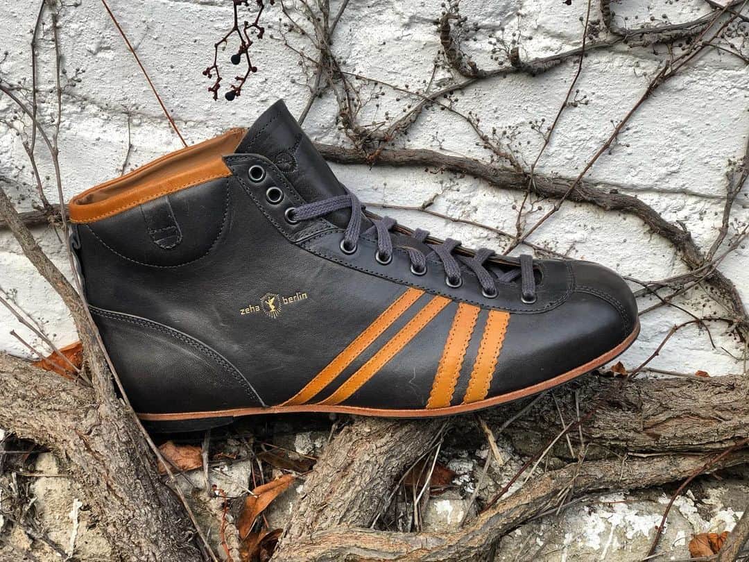 のインスタグラム：「Der #Derby ist eine #Fußballstiefelette der Anfang #50er und stammt aus der Zeit, in der der Schaft die Schutzfunktion für den Knöchel übernahm. Das Design des aus geschmeidigem Kalbsleder bestehenden Derbys wurde gegenüber dem Original für den alltäglichen Gebrauch verändert. Den Derby zeichnet aus: Eine 9-Loch-Schnürung mit logogeprägter Zunge, ein verstärkter Zehen- und Fersenbereich, eine gepolsterte Innensohle und zudem vollkommen mit Kalbsleder gefüttert. Eine durchgenähte Laufsohle aus hochwertigem Leder mit einem abriebfestem Laufgummi sorgen für einen hervorragenden Tragekomfort. Gewachste Schnürsenkel. Handgefertigt in Portugal. #zehaberlin #zeha #sneakers #sneakeraddict ##leathersneakers」
