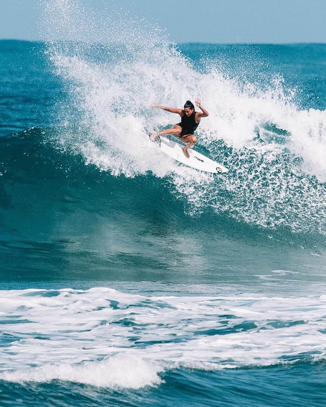 のインスタグラム：「so thankful to be having one of the funnest surf winters ever 🏄‍♀️」