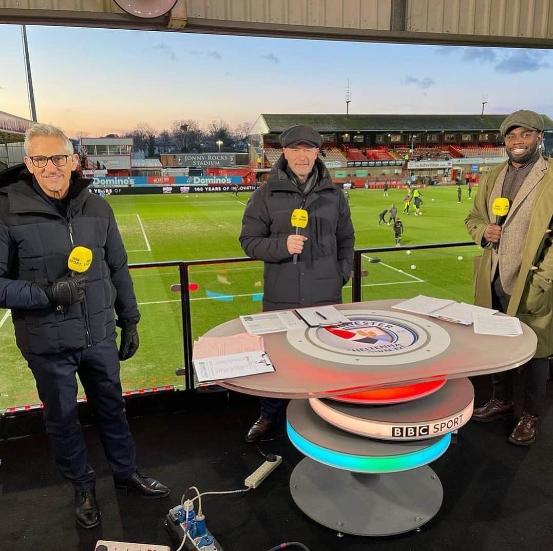 マイカ・リチャーズのインスタグラム：「That really was the magic of the Cup. Huge credit to @ctfcofficial for taking @mancity all the way and giving them a real scare.   Michael Duff should be incredibly proud of his team, Ben Tozer put in a performance worthy of being on the winning side. @philfoden once again showed his special quality - he’s got a massive six months ahead for club 👕 and country 🏴󠁧󠁢󠁥󠁮󠁧󠁿.   As always, a joy to be with @garylineker, @alanshearer 🙋🏼‍♂️ & @kellyesomers. They all remembered their gloves! 🥶  #facup #mancity #cheltenhamtownfc #bbcsport」