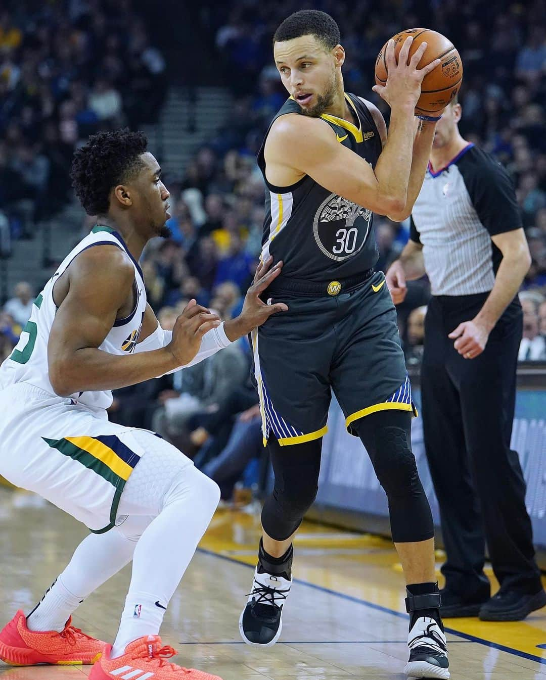 NBAさんのインスタグラム写真 - (NBAInstagram)「👌🏽💦  @stephencurry30 & the @warriors visit @spidadmitchell & the @utahjazz!  📺💻: NBA LEAGUE PASS FREE TRIAL」1月24日 5時36分 - nba