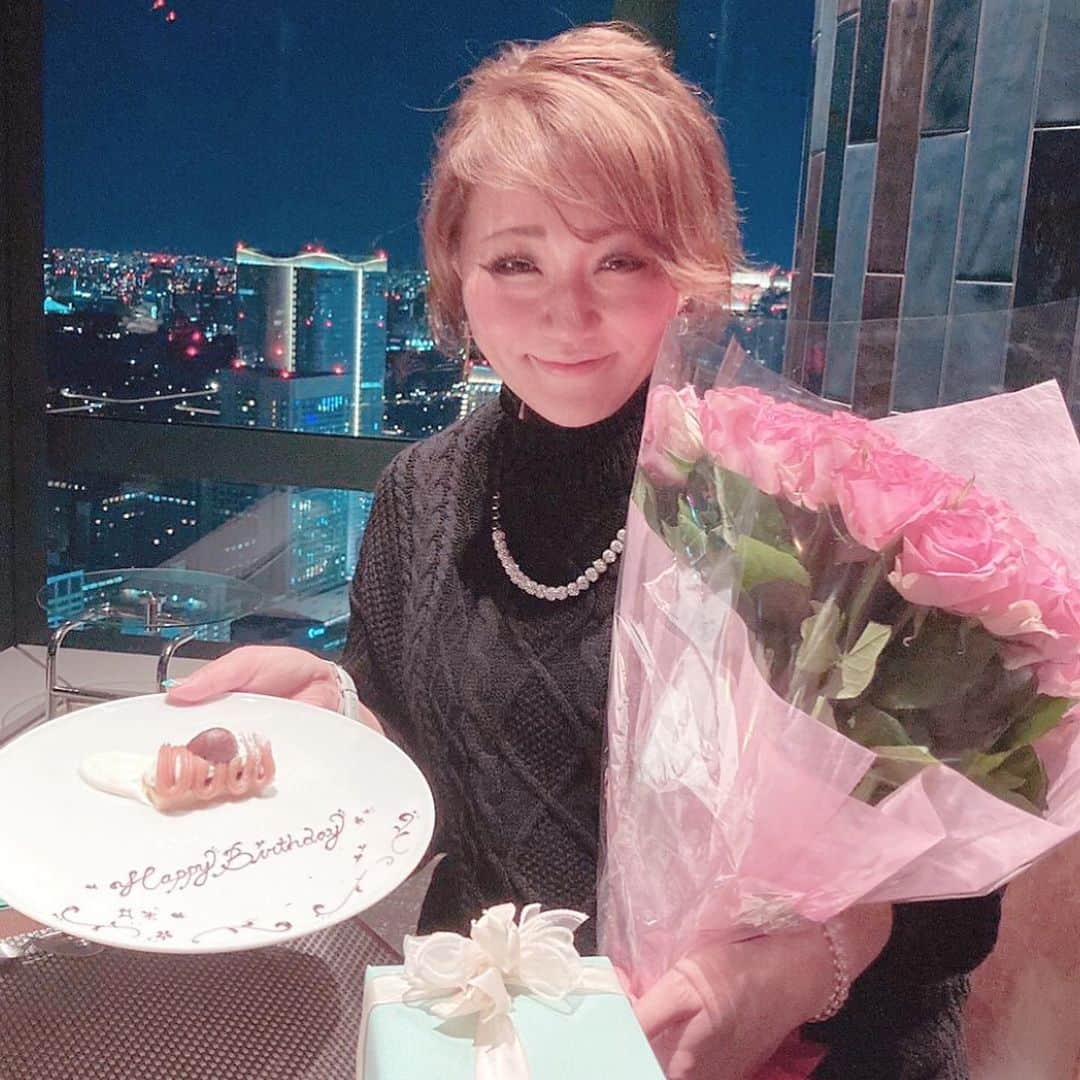 JOJO（ものまね）さんのインスタグラム写真 - (JOJO（ものまね）Instagram)「年末に誕生日🎂 お祝いして貰ったのです☺️✨ . 大好きなお肉ぅぅぅ(*´д｀*)💕 綺麗な夜景🏙✨ 🚨あ!!写真全部めくっても私です😂笑⚠️ . あとは相手だけだｯｯ!!!!😂😂😂 . 今年も１年ハッピーな年になる様に 〝徐々に”頑張ります✨😆👍✨笑 . 皆さんもスーパーハッピー♬︎♡な １年になりますよぉ〜に🙏😌✨✨✨ . なんだか… 遠い昔の事の様だなぁ〜(´・ω・｀) . 今は自粛期間中でStayHome🏡 (個人的には山篭り⁉️w) . 不要不急な外出はNG('ω'乂) な昨今ですが、勝負の3週間💪✨ . 色々行きたい所や食べたい物が多いけど 今はガマン♪ガマン♪ . 命あっての〜だもんね💜✨ 一緒に乗り越えましょぉ〜☺️✨ . まずはコロナにならない事が 目標o('ｰ'o)ｳﾝ♪ . エイエイオー✧٩(ˊωˋ*)و✧ …古いか？🤣🤣🤣笑 . #jujuのそっくりさんjojo #誕生日 #誕生日プレゼント #誕生日サプライズ #誕生日ご飯 #誕生日ごはん #誕生日プレゼント🎁 #誕生日🎂 #誕生日プレゼントありがとう 💜#高層ビル #夜景 #夜景が綺麗 #夜景好きな人と繋がりたい #夜景綺麗 #夜景🌃 #夜景最高 #夜景が好きな人と繋がりたい #銀座 #銀座グルメ #東京タワー #東京タワー🗼 #東京タワー夜景 #東京タワーが好き #東京タワーが見える店 #東京タワー派 #東京タワー好きな人と繋がりたい #スカイツリー #スカイツリーのある風景 #スカイツリー🗼 #スカイツリーより東京タワー派 ✨」1月24日 5時42分 - jojo_monomane