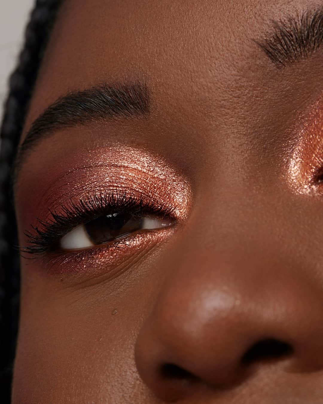 BECCAのインスタグラム：「Eyes you can't look away from. Apply Light Gleam Liquid Eyeshadow for an effortless, above-the-mask look. Shown here in Red Star.  ☄️ Light Gleam Primer + Topper Liquid Eyeshadow is a dual-ended liquid shadow for multiple looks.」