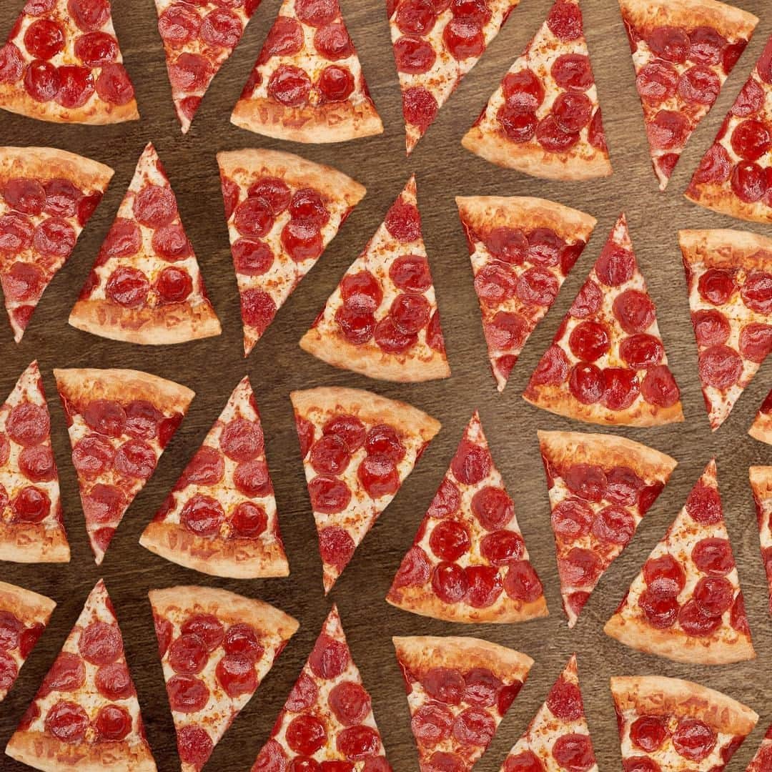 Pizza Hutのインスタグラム：「Can you guess how many pepperoni are on the average large 1-topping pizza? Closest without going over wins bragging rights. 😉」