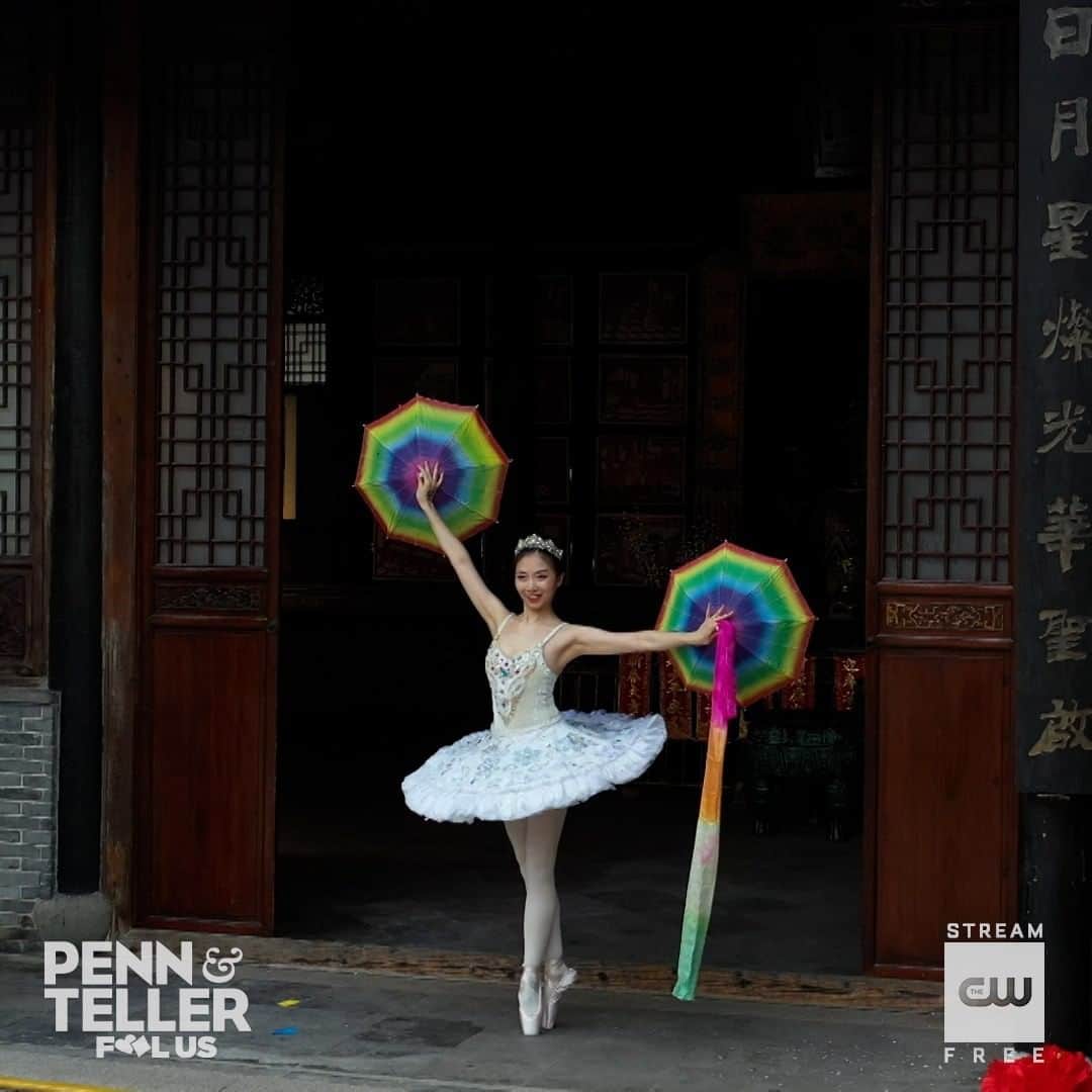 The CWのインスタグラム：「The definition of mesmerizing magic. Stream Penn and Teller: #FoolUs free only on The CW!」