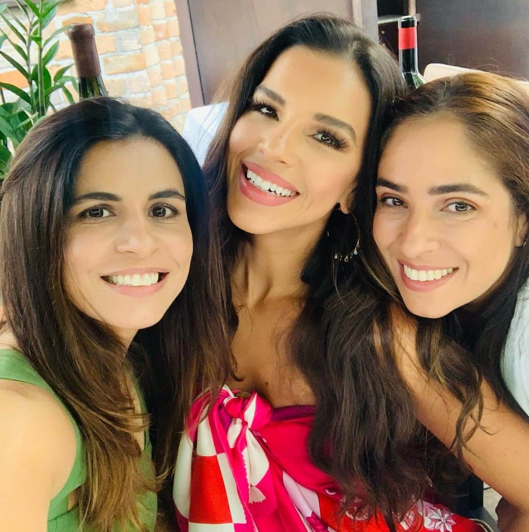 Mariana Riosのインスタグラム：「Sobre dias felizes! ♥️ Eu queria muito que todas as minhas amigas morassem perto de mim!  Assim todos os dias teríamos as risadas no lanche da tarde, a companhia uma da outra, o colo, o amor! Sinto falta disso!  Na foto estão Fabiana e Cynthia! Mas essa declaração se estende a todas aquelas que guardam meus segredos a sete chaves, que partilham das minhas vitórias, que estão comigo desde sempre e para sempre!  ♥️」