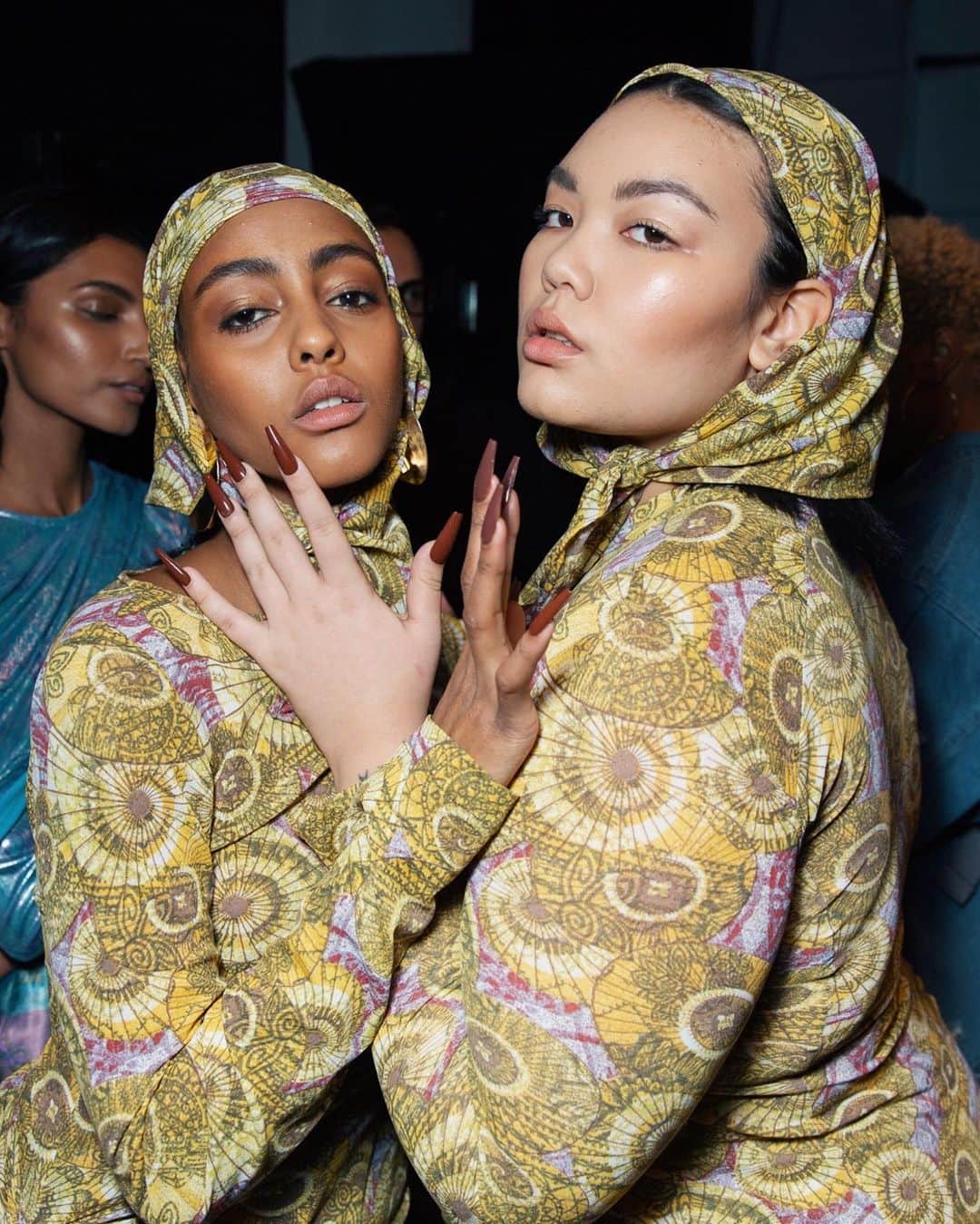 NYFW（ニューヨークファッションウィーク）さんのインスタグラム写真 - (NYFW（ニューヨークファッションウィーク）Instagram)「Claws out backstage at @kimshuistudio's February 2020 runway at #NYFW. 📸 by @frankholliday」1月24日 6時18分 - nyfw