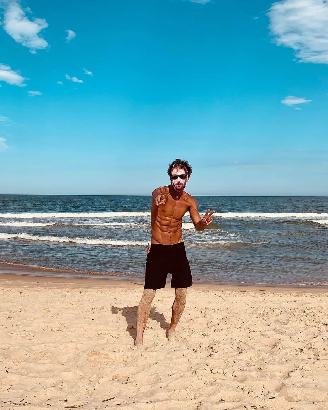 マーロン・テシェイラのインスタグラム：「—- “If I’m better than you at one thing, you're better than me at another. There is no such thing as being evolved. Here we are all evolving. ” 🌻🐒✌🏽 Be kind and happy. That makes you beautiful.“ 😉🤙🏽 @alucinandinho is everywhere 🎩✨👽 —- “Se eu for melhor que você em alguma coisa, você é melhor que eu em outra. Aqui não existe ser evoluído. Aqui estamos todos evoluindo.” 🌻🐒✌🏽 Seja gentil e feliz. Que isso te deixa lindo. 😉🤙🏽 @alucinandinho está por todos os lados. 🎩✨👽 #Nandinho na #MelhorFase 😂😅 iizzaa —- 🎩...Peace&Light...♻️ —- #BeKind #BeHappy #AlucinandinhoDay #GoodVibesOnly #VidaNaPraia」