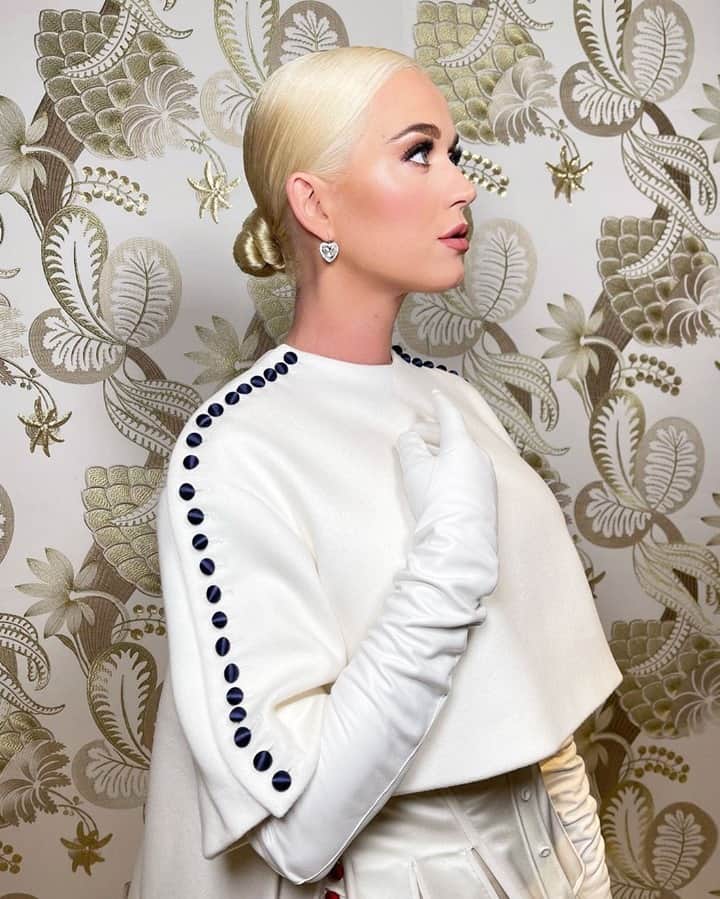 Vogue Australiaさんのインスタグラム写真 - (Vogue AustraliaInstagram)「For her appearance at Joe Biden's Inauguration this week, #KatyPerry wore a bespoke white cashmere coat and skirt by New York designer Thom Browne. But instead of the usual routine of fittings and meetings, the look was orchestrated by more unconventional means. Perry's stylist, @tatianawaterford, styled the fashion moment while stuck in hotel quarantine in Sydney. At the link in bio, Vogue chats with Waterford about what it's like to style a look for one of the world's biggest stages trapped in a tiny hotel room. ⁣ ⁣ 📷 @katyperry」1月24日 6時15分 - vogueaustralia
