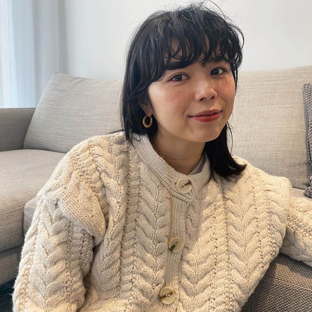 Yu-kiのインスタグラム：「ボリューミーな前髪とお気に入りジュエリーの日💎ネックレスは長さが調節出来るから首が詰まった洋服を着る時はチョーカーみたいにするのがかわいい🤍ピアスはやっぱりフープが気分◎#portrayjewelry」