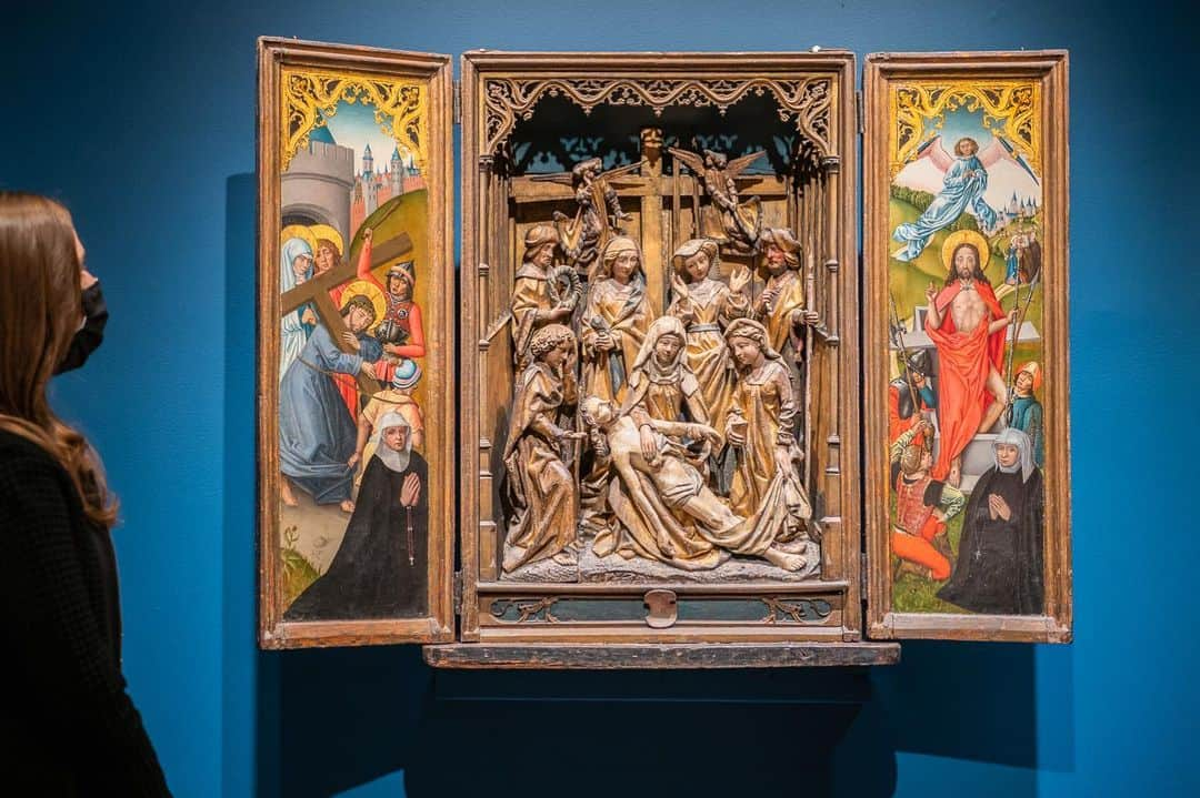 サザビーズさんのインスタグラム写真 - (サザビーズInstagram)「Small-scale altarpieces comprising carved scenes on the interior and painted wings were produced in the Netherlands during the late Gothic period for individual worship. However, because of their mobility and mostly private ownership, few have survived through history. This complete ‘house altar’ with the Lamentation as the central motif, which was made in Brussels in the late 15th century, is an extremely rare and fine example of its kind. A highlight from the collection of Hester Diamond, it is on view in our New York galleries, by appointment through 28 January. Click the link in bio to view the full collection and to make your appointment to visit our Masters Week exhibitions. #SothebysMasters」1月24日 6時17分 - sothebys