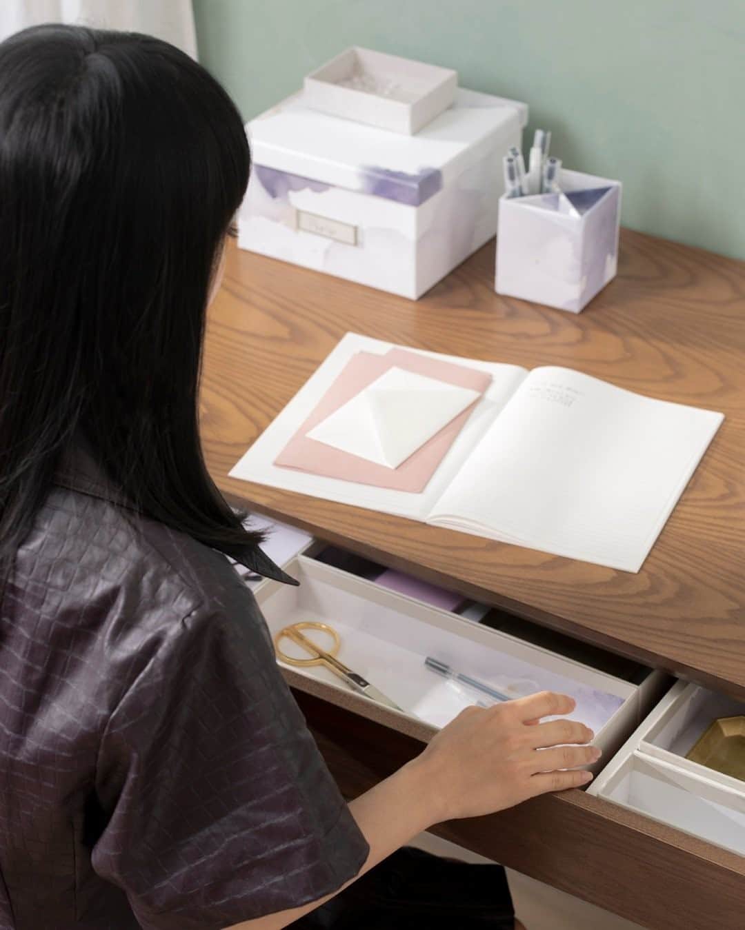 近藤麻理恵のインスタグラム：「No matter where you work, it’s important to create an environment that helps you focus! 🤓 Designate a home for all your office komono (miscellaneous items). Try our desk and office collection with @thecontainerstore – link in my profile.」